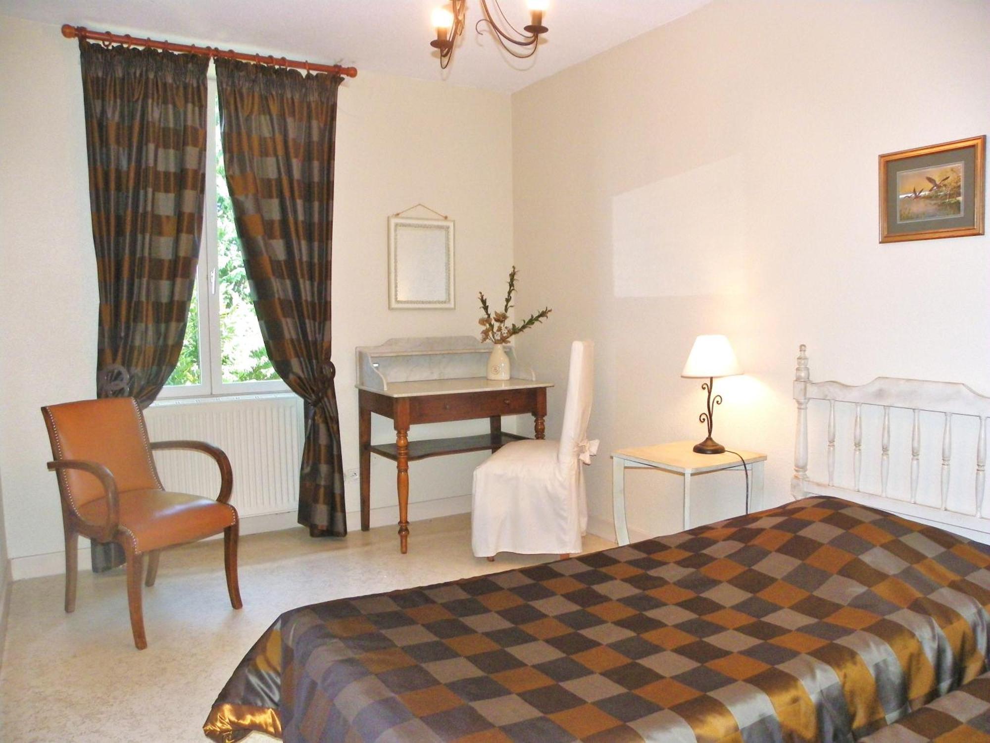 Les Malvaux Bed and Breakfast Huriel Eksteriør billede