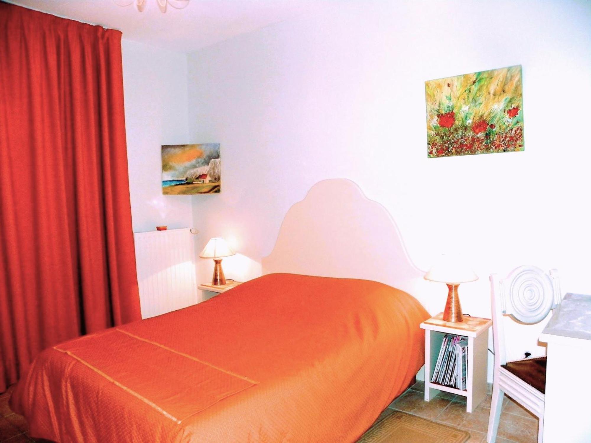 Les Malvaux Bed and Breakfast Huriel Eksteriør billede