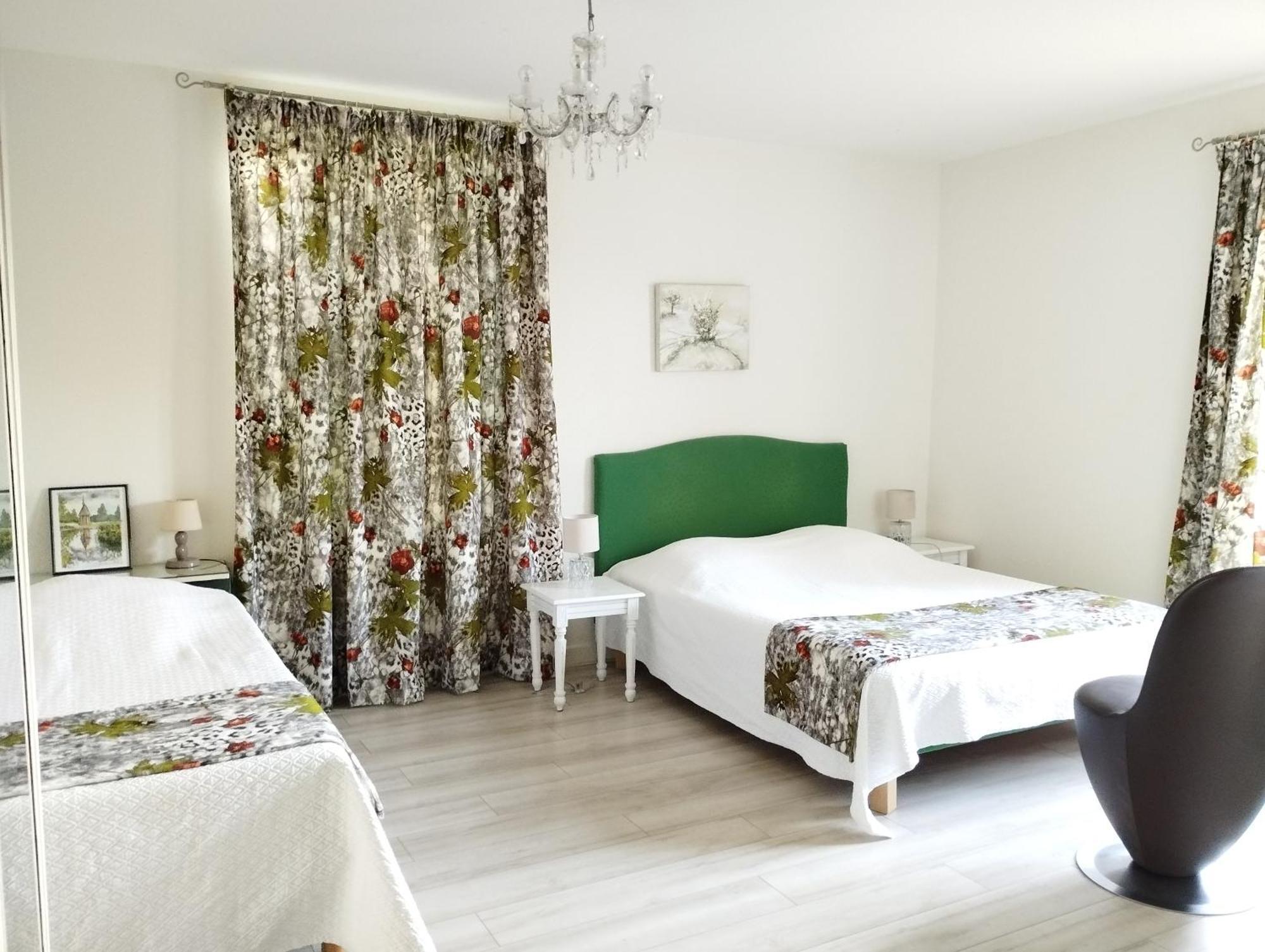 Les Malvaux Bed and Breakfast Huriel Eksteriør billede