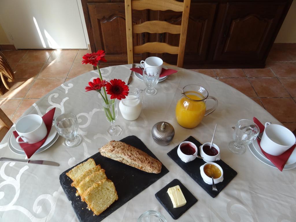 Les Malvaux Bed and Breakfast Huriel Eksteriør billede
