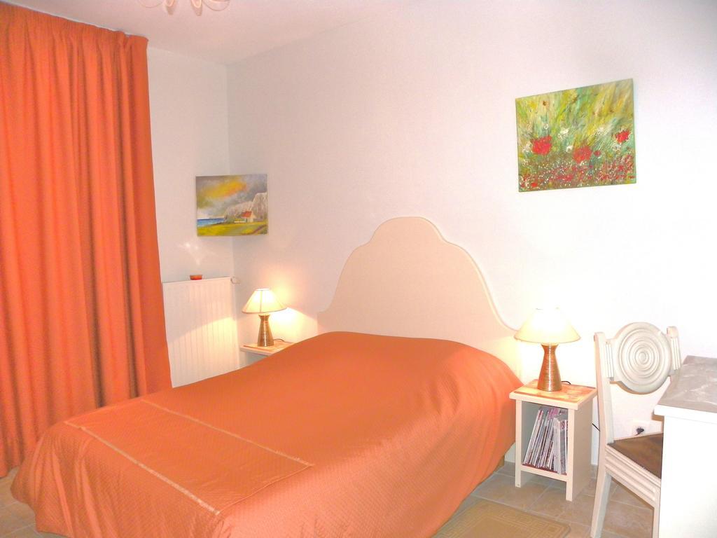 Les Malvaux Bed and Breakfast Huriel Eksteriør billede