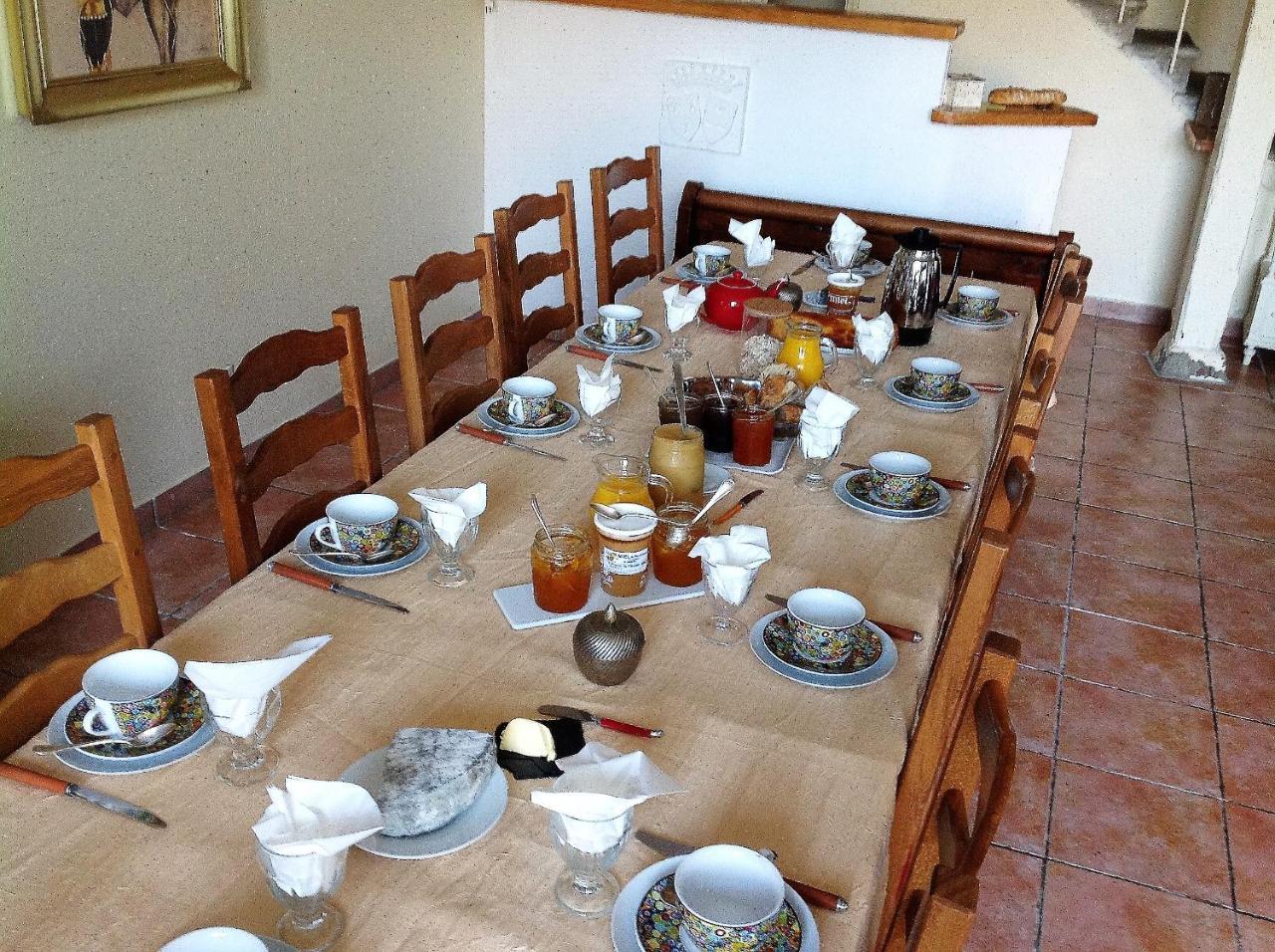 Les Malvaux Bed and Breakfast Huriel Eksteriør billede