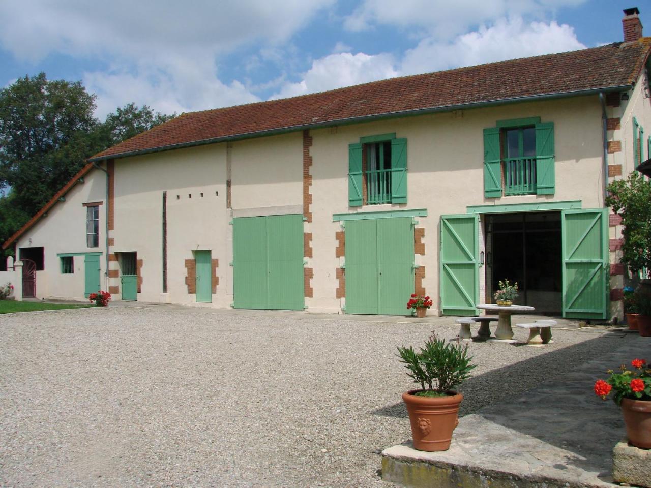 Les Malvaux Bed and Breakfast Huriel Eksteriør billede